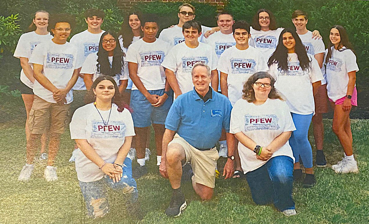 PFEW Mark Proudfoot, VP and Chief Technical Officer for Renkert Oil, poses with a student business team he advised at PFEW in 2022